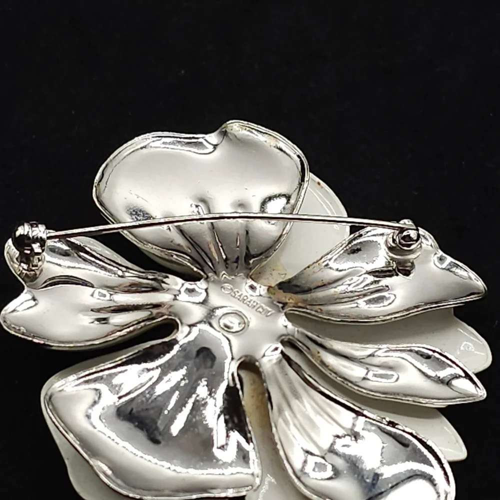 Vintage Sarah Coventry White Enamel Floral Brooch Silver Tone Dimensional‎ Pin